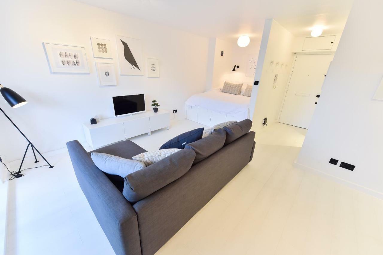 Minimalist Studio With Balcony In Kensington, Sleeps 4 * Londra