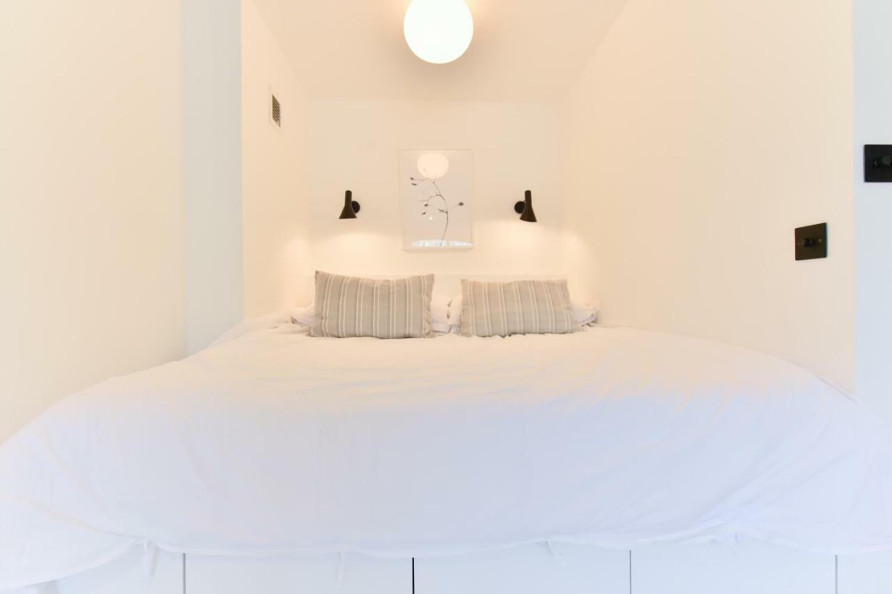 Minimalist Studio With Balcony In Kensington, Sleeps 4 Appartamento Londra