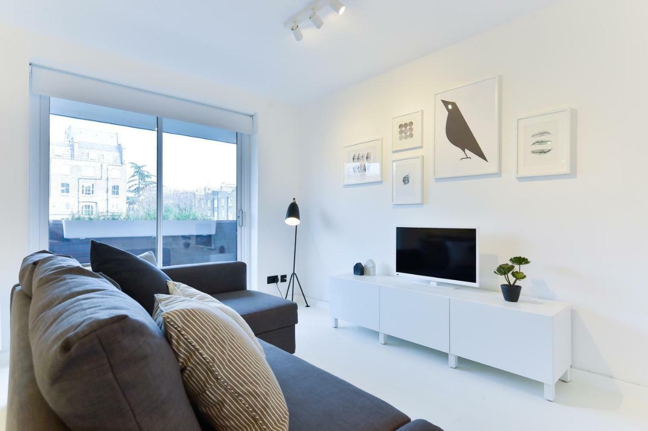 Minimalist Studio With Balcony In Kensington, Sleeps 4 Londra