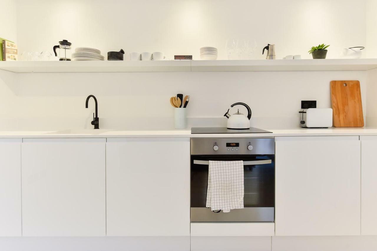 Minimalist Studio With Balcony In Kensington, Sleeps 4 Appartamento