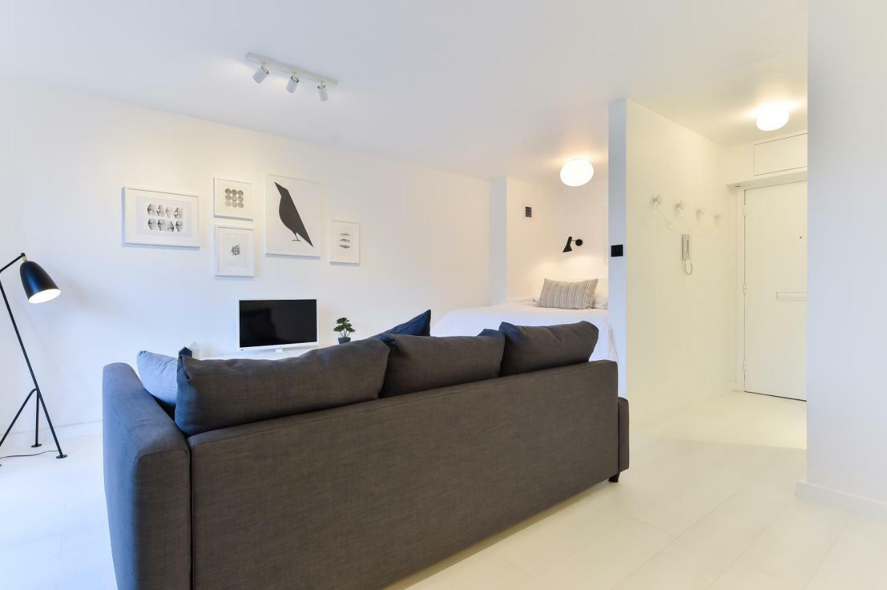 Minimalist Studio With Balcony In Kensington, Sleeps 4 * Londra