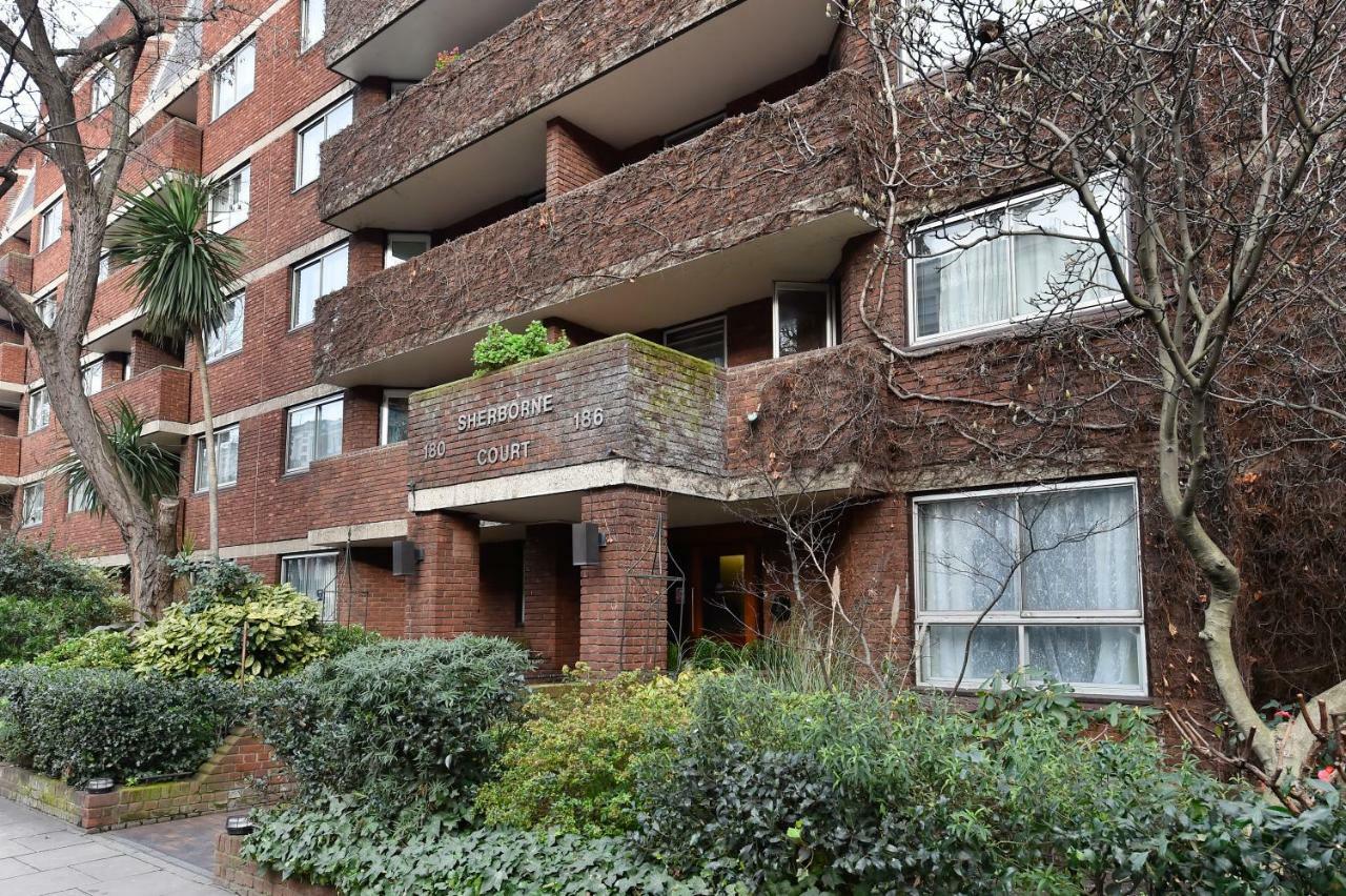 Appartamento Minimalist Studio With Balcony In Kensington, Sleeps 4