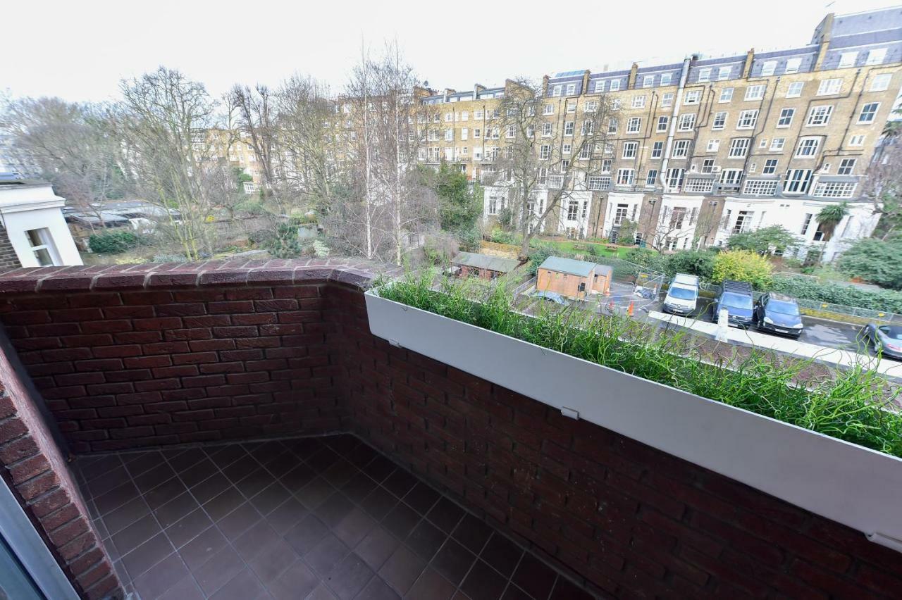 Minimalist Studio With Balcony In Kensington, Sleeps 4 Appartamento Londra
