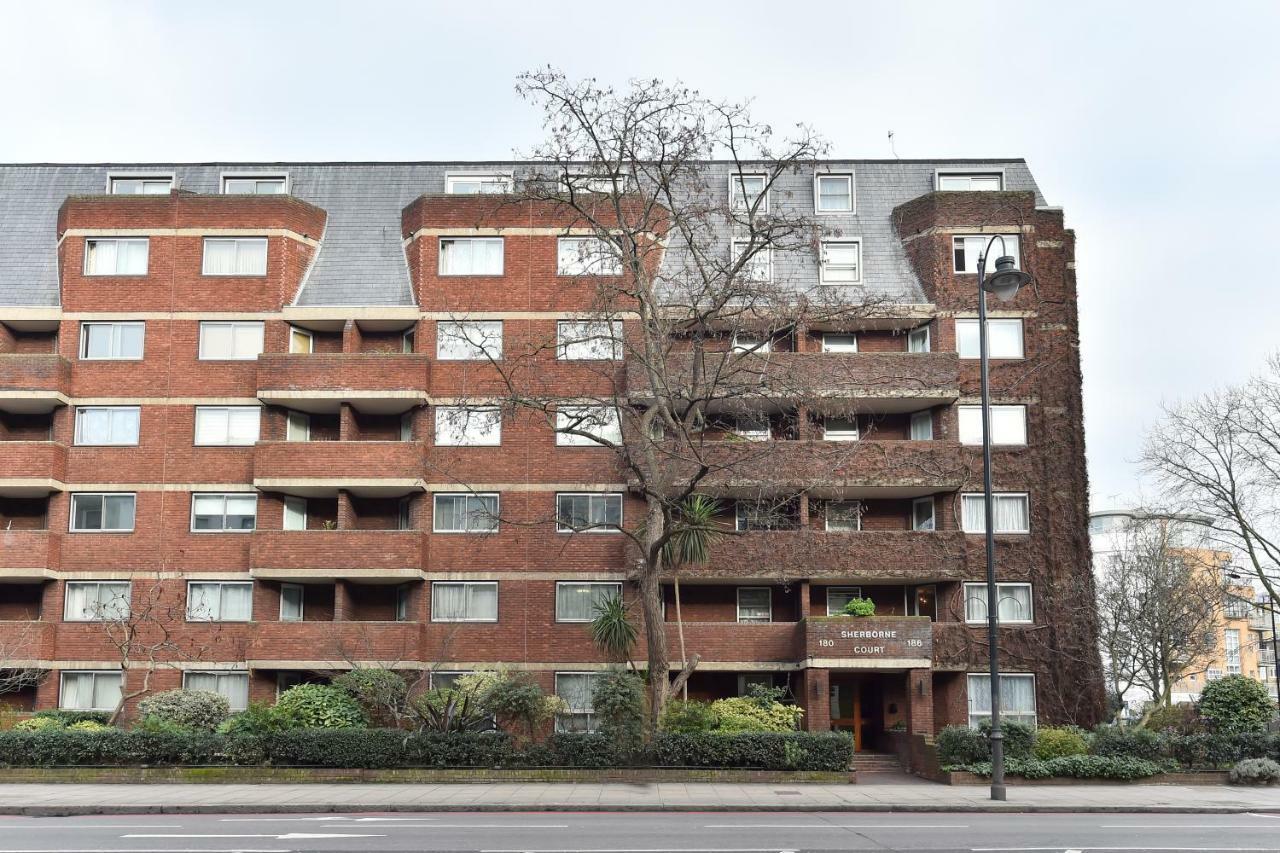 Minimalist Studio With Balcony In Kensington, Sleeps 4 Londra