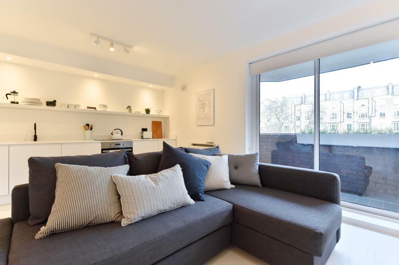 Minimalist Studio With Balcony In Kensington, Sleeps 4 Appartamento
