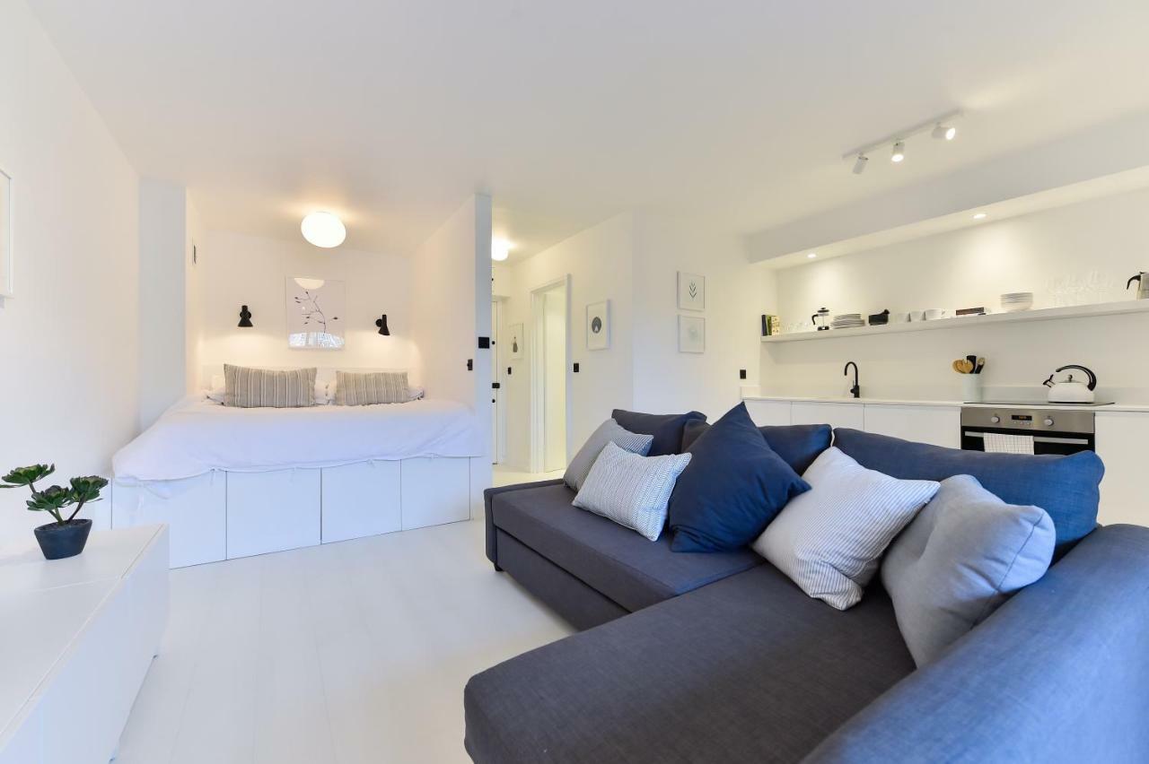 Minimalist Studio With Balcony In Kensington, Sleeps 4 *