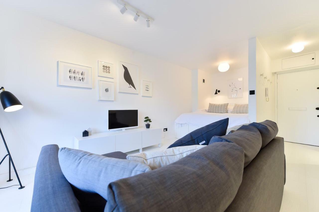 Minimalist Studio With Balcony In Kensington, Sleeps 4