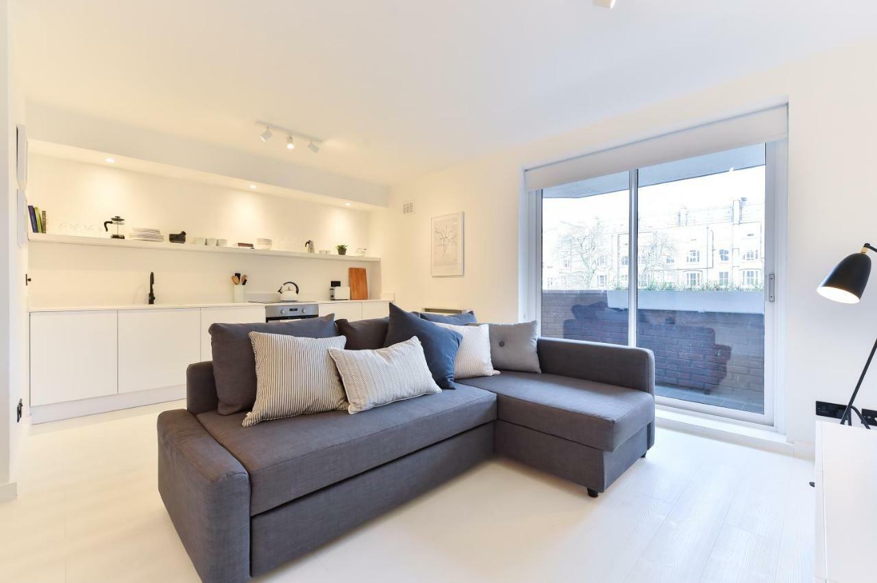 Minimalist Studio With Balcony In Kensington, Sleeps 4 Appartamento Londra