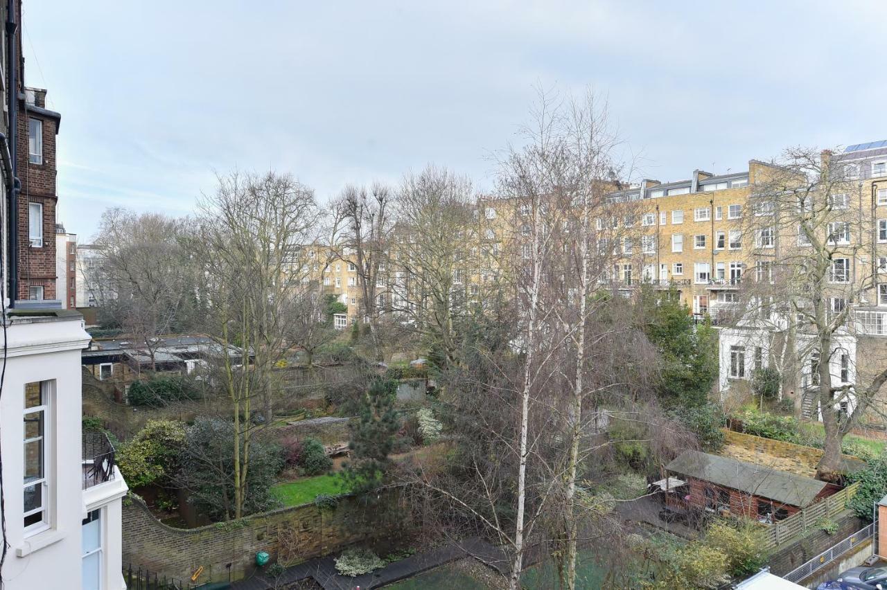 Minimalist Studio With Balcony In Kensington, Sleeps 4 *