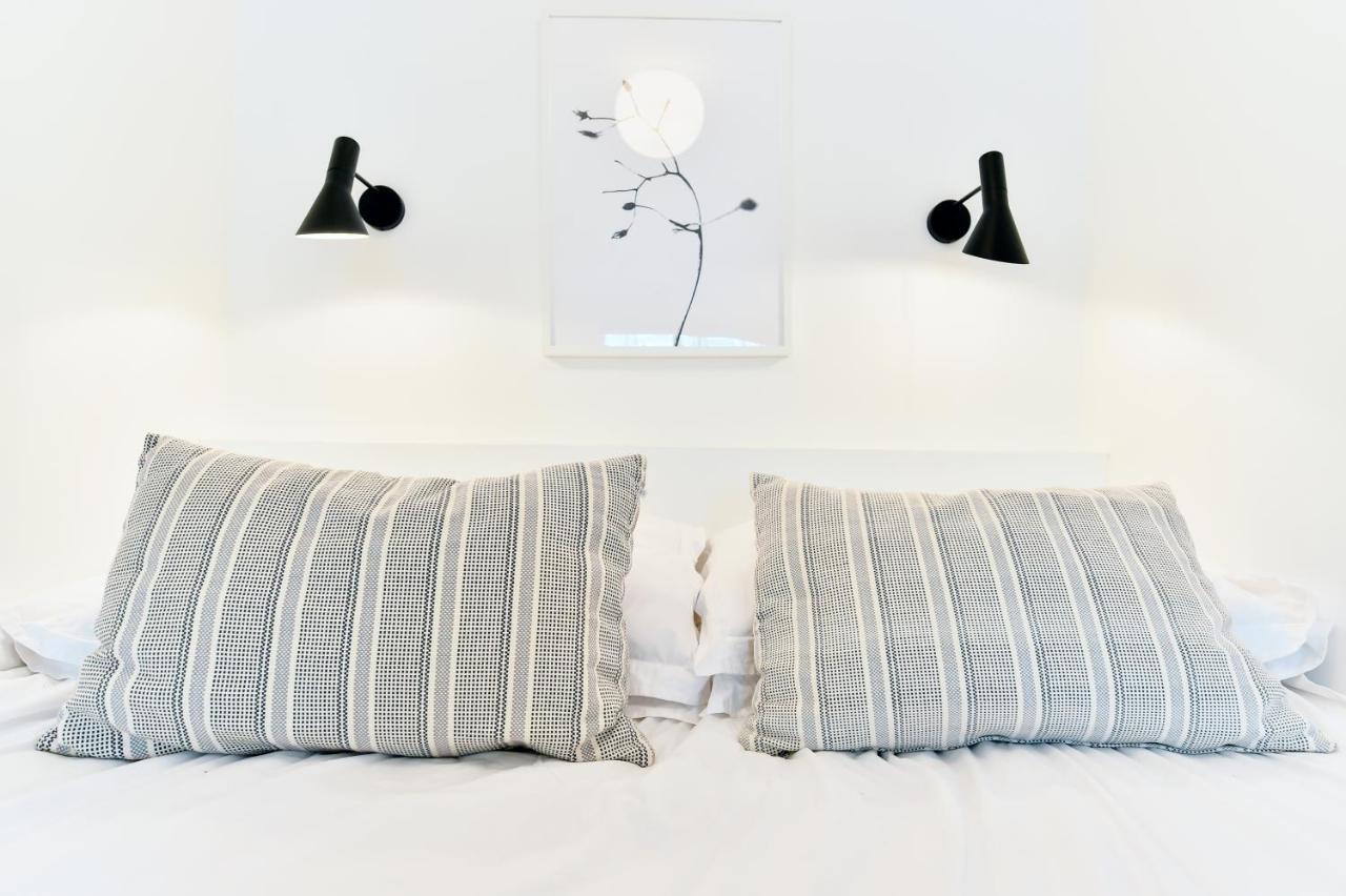 Minimalist Studio With Balcony In Kensington, Sleeps 4