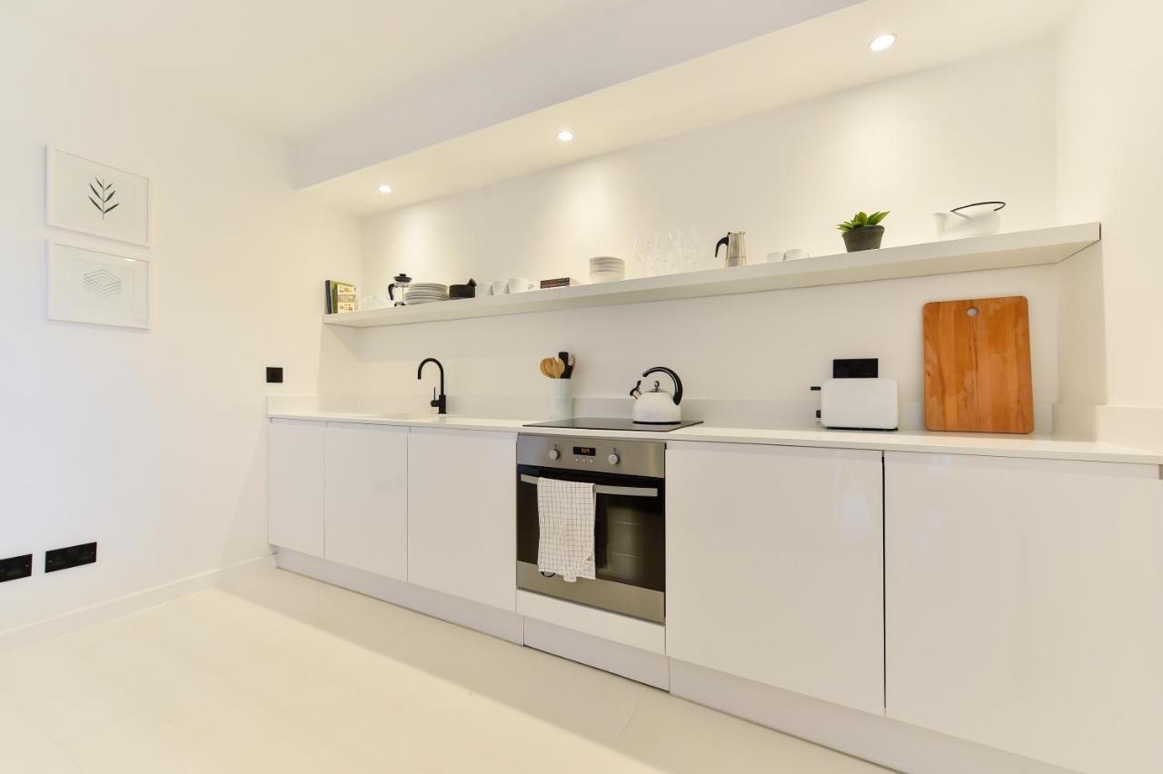 Appartamento Minimalist Studio With Balcony In Kensington, Sleeps 4 Londra